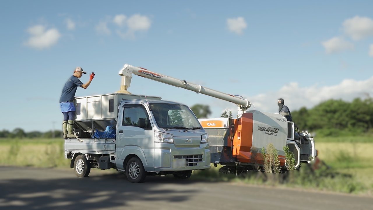 同僚と作業する佐々木さん