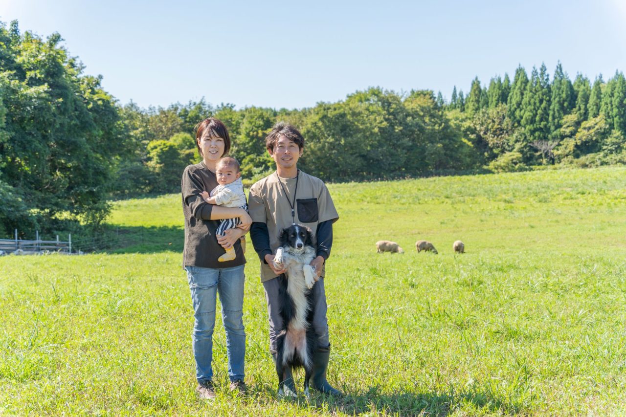 秋田県藤里町でめん羊牧場「宮の羊牧場」を経営する宮野洋平さんと友美さん